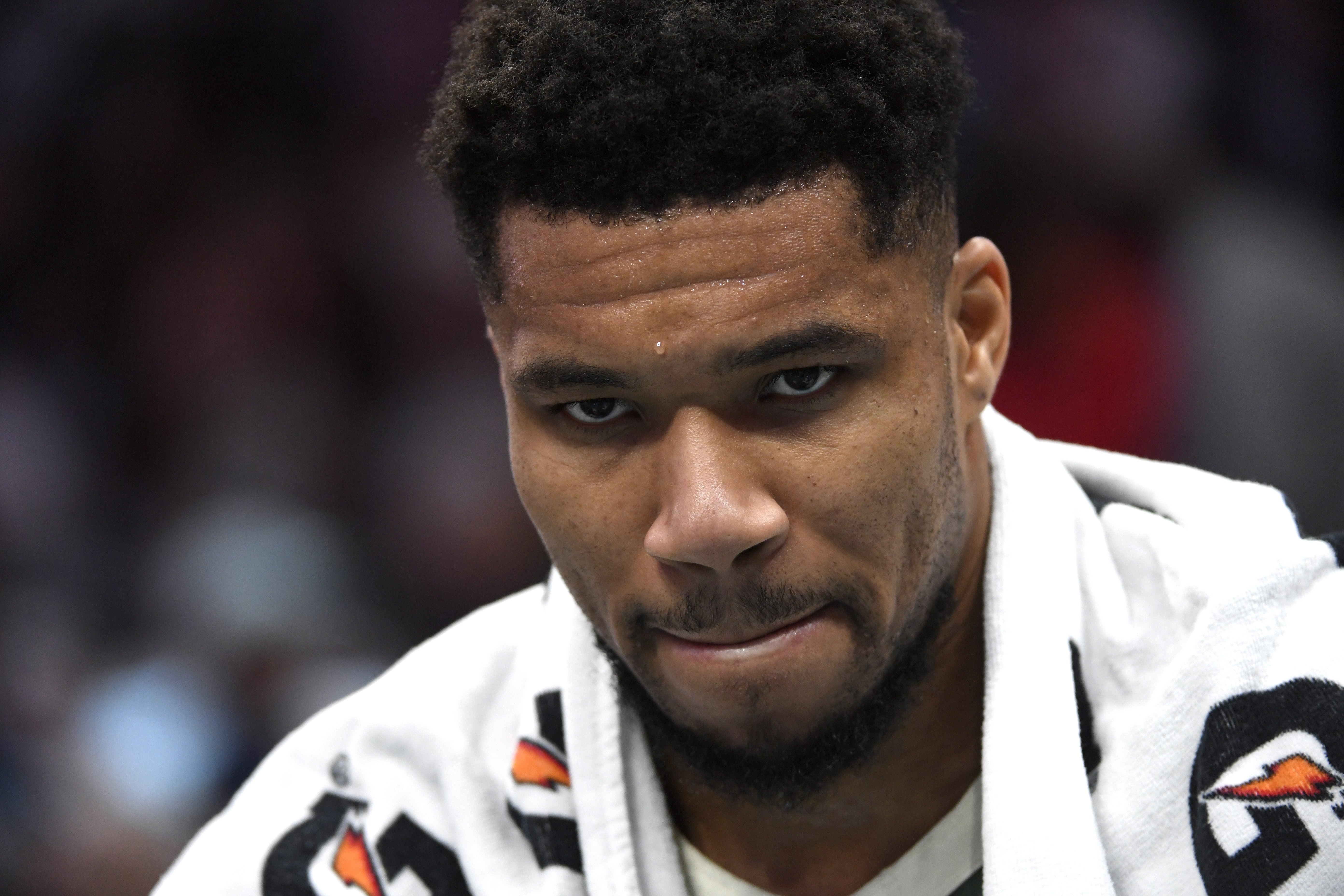 无心恋战？字母哥最后时刻伤退&amp;8中4拿到22分13板7助 罚球16中14